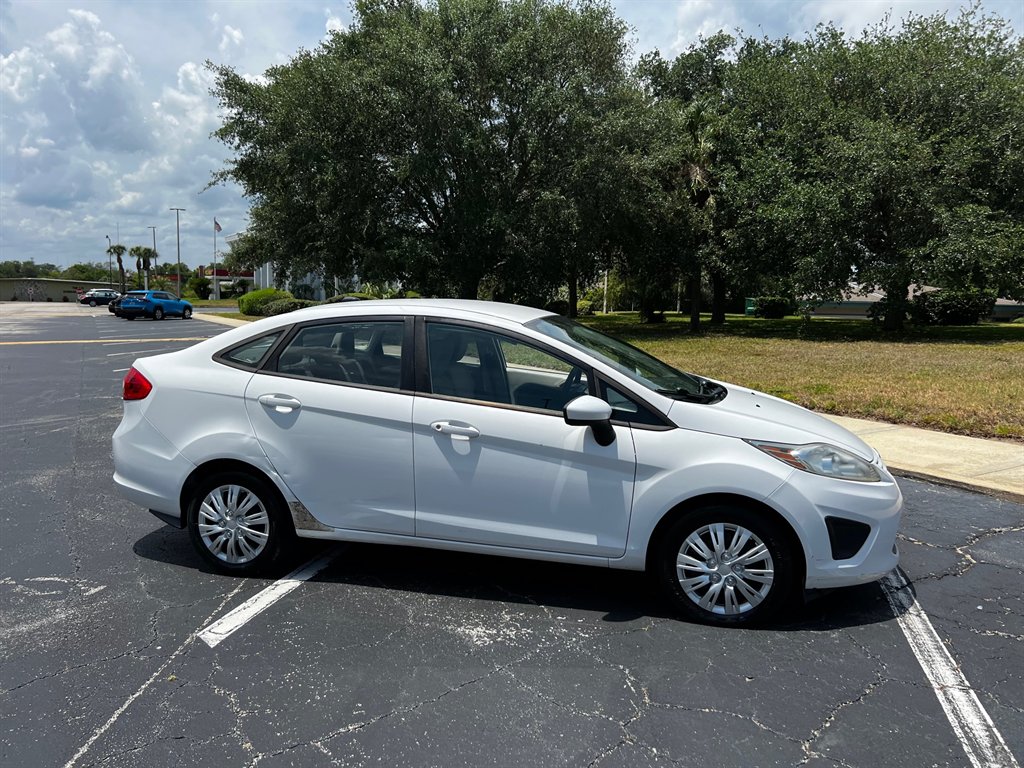 2013 Ford Fiesta S's photo