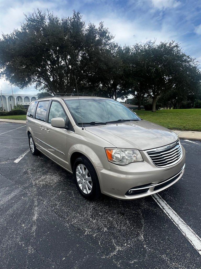 2014 Chrysler Town & Country Touring's photo